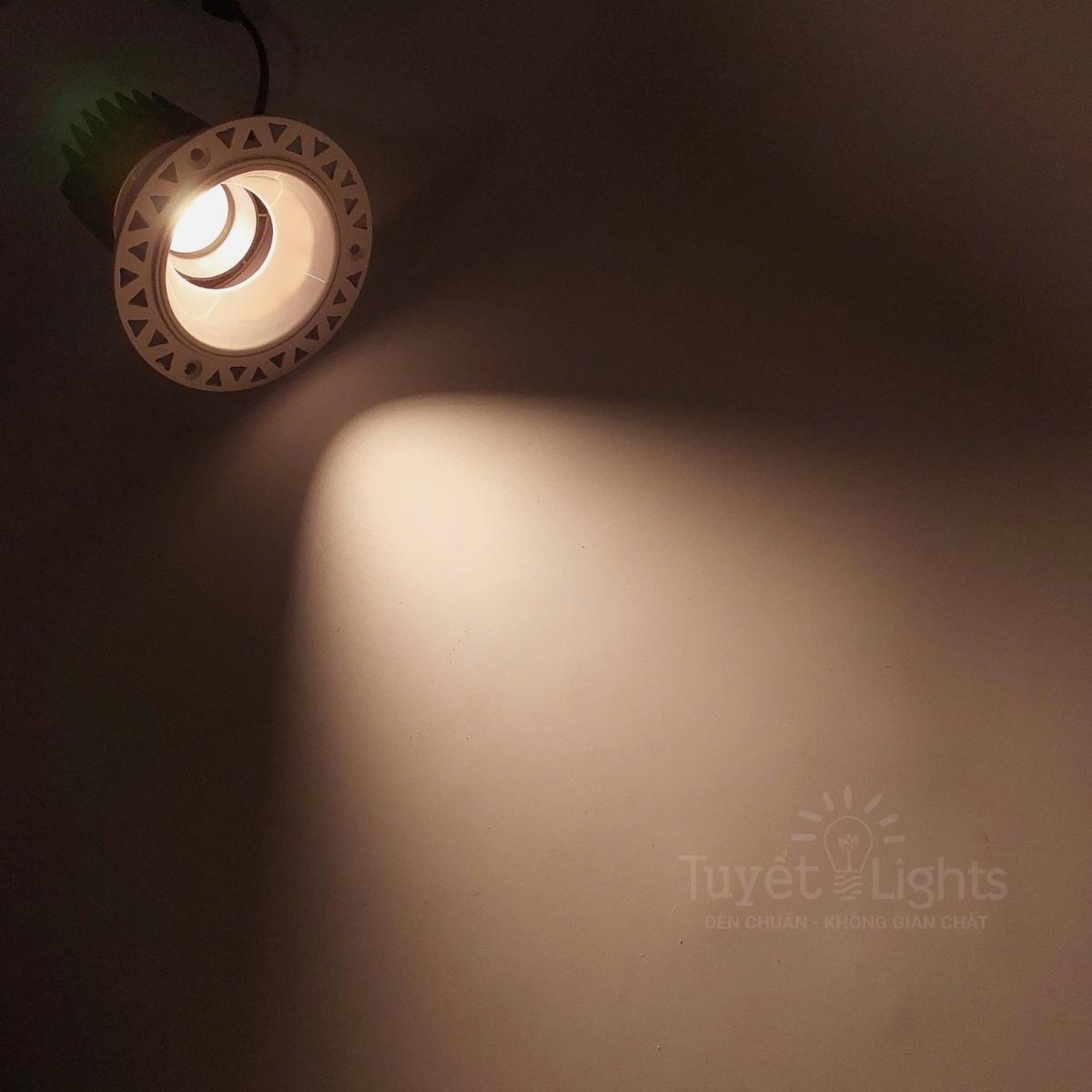 Spotlight Akimi Lancome Trimless 7W có 2 tùy chọn chóa đen và chóa trắng.